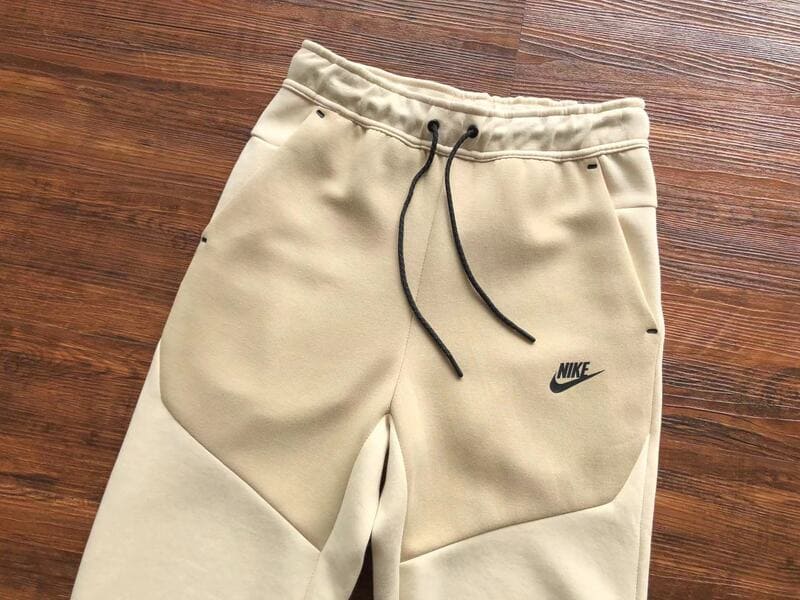 Conjunto Nike Tech Fleece Creme